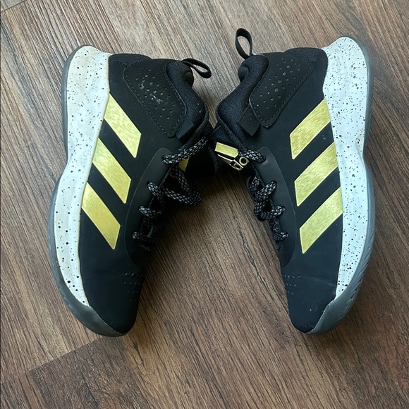 Adidas Kids Cross 'Em Up 5 Wide basketball shoes Black/Gold/White, size 12.5K - Picture 5 of 7